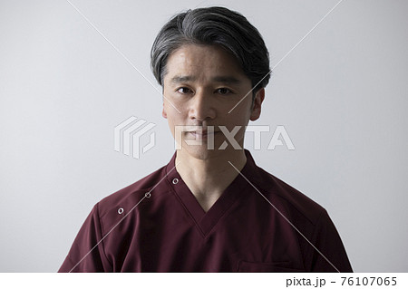 医師　ミドル　男性　スクラブ　 76107065