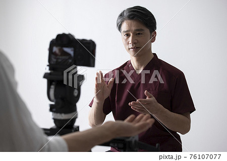 医師　ミドル　男性　スクラブ　 76107077