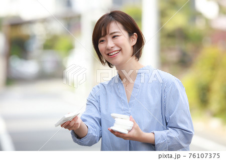 ティッシュ配りする女性の写真素材