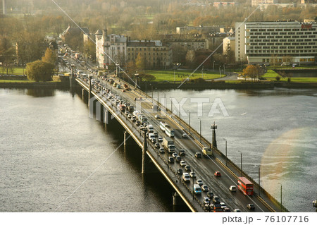 ラトビア・リガのダウガバ川にかかるストーンブリッジ 76107716