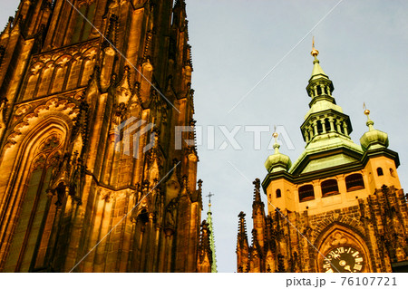 チェコ共和国プラハの聖ヴィート大聖堂の尖塔 76107721