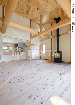 木造住宅のリビングと薪ストーブ 木造住宅のリビングと薪ストーブ 76108217