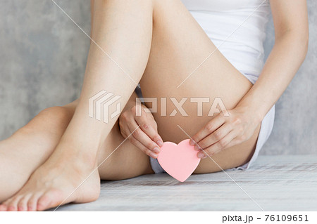 股にハートを持つ女性 76109651