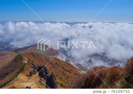 秋の栃木県 那須岳(朝日岳)の山頂から南東側の鬼面山、峠の茶屋方面の眺望 76109750