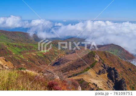 秋の栃木県 那須岳(朝日岳)の山頂から東側の鬼面山、中の大倉尾根方面の眺望 76109751
