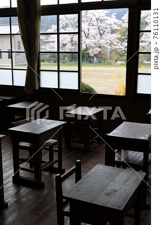 春の旧上岡小学校　茨城県大子町 76110131