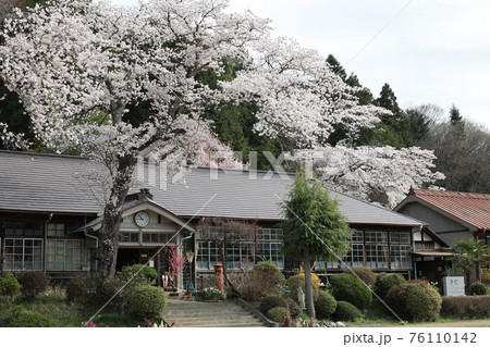 春の旧上岡小学校 茨城県大子町 春の旧上岡小学校 茨城県大子町 76110142