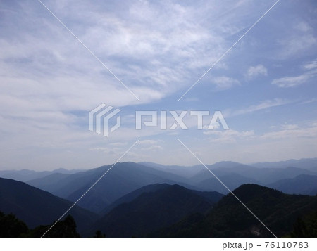 神々しい雰囲気の山々 76110783