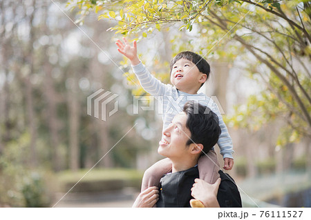 子供と遊ぶ父親・育児に積極的な男性イメージ 子供と遊ぶ父親・育児に積極的な男性イメージ 76111527