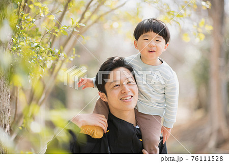 子供と遊ぶ父親・育児に積極的な男性イメージ 子供と遊ぶ父親・育児に積極的な男性イメージ 76111528