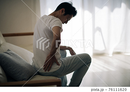 腰痛の男性イメージ・腰に手を添える男性 76111620