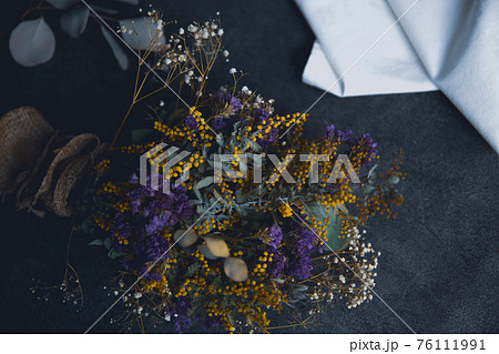 ミモザとスターチスのドライフラワーのスワッグ ミモザとスターチスのドライフラワーのスワッグ 76111991