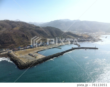 早春の北海道八雲町熊石地区の相沼漁港の風景を空撮 早春の北海道八雲町熊石地区の相沼漁港の風景を空撮 76113051