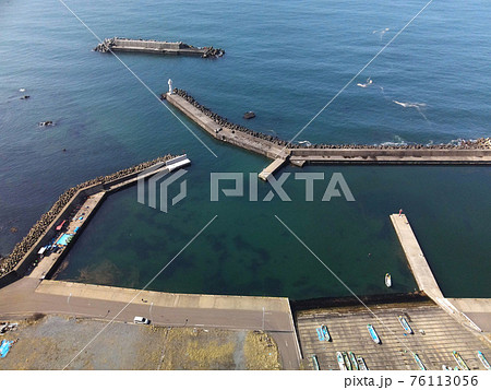 早春の北海道八雲町熊石地区の相沼漁港の風景を空撮 早春の北海道八雲町熊石地区の相沼漁港の風景を空撮 76113056