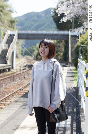 駅で見送る女性 駅で見送る女性 76113440