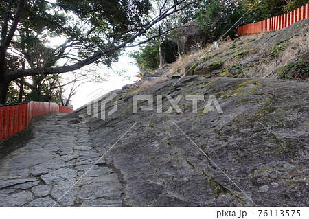 神々が降臨した熊野信仰の発祥地「神倉神社」参詣道 神々が降臨した熊野信仰の発祥地「神倉神社」参詣道 76113575
