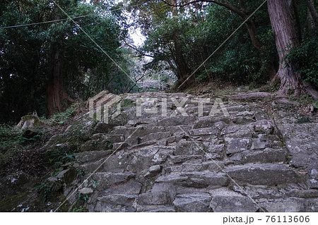 神々が降臨した熊野信仰の発祥地「神倉神社」参詣道の石段 神々が降臨した熊野信仰の発祥地「神倉神社」参詣道の石段 76113606