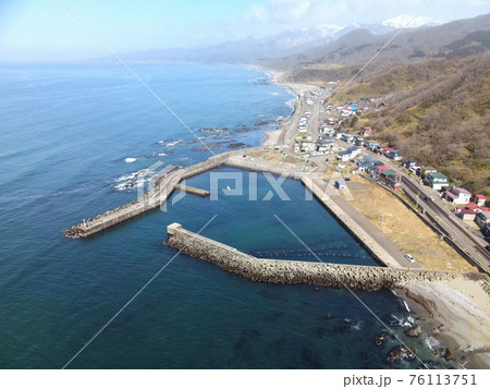 早春の北海道八雲町熊石地区の泊川漁港の風景を空撮 76113751