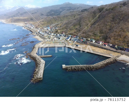 早春の北海道八雲町熊石地区の泊川漁港の風景を空撮 76113752