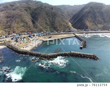 早春の北海道八雲町熊石地区の泊川漁港の風景を空撮 76113754