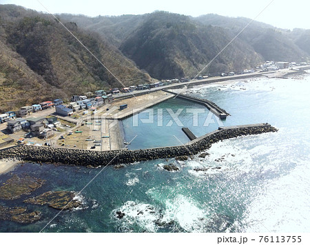 早春の北海道八雲町熊石地区の泊川漁港の風景を空撮 76113755