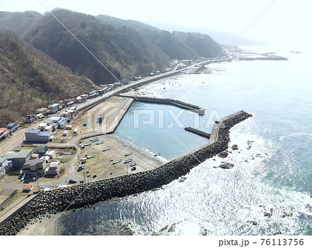 早春の北海道八雲町熊石地区の泊川漁港の風景を空撮 76113756