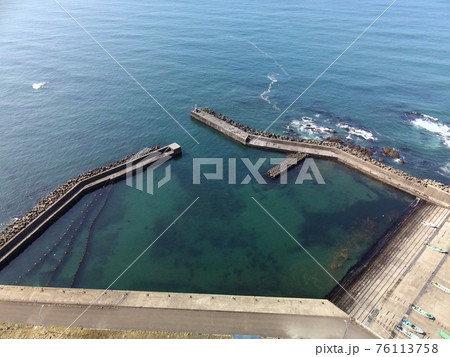 早春の北海道八雲町熊石地区の泊川漁港の風景を空撮 76113758