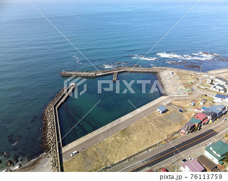 早春の北海道八雲町熊石地区の泊川漁港の風景を空撮 76113759