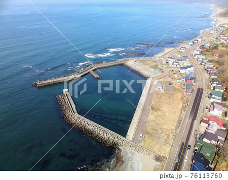 早春の北海道八雲町熊石地区の泊川漁港の風景を空撮 76113760