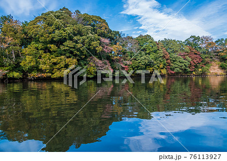 【クルーズ船からの亀山湖の紅葉】 76113927