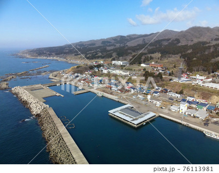 早春の北海道八雲町熊石地区熊石漁港の風景を空撮 早春の北海道八雲町熊石地区熊石漁港の風景を空撮 76113981