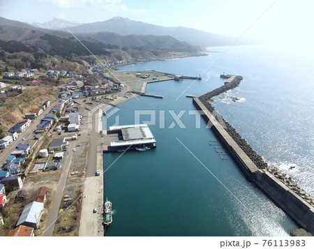 早春の北海道八雲町熊石地区熊石漁港の風景を空撮 76113983