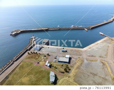 早春の北海道八雲町熊石地区熊石漁港の風景を空撮 早春の北海道八雲町熊石地区熊石漁港の風景を空撮 76113991