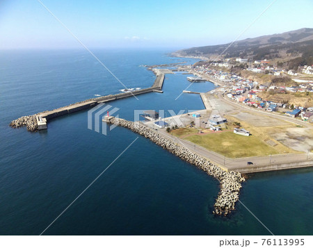 早春の北海道八雲町熊石地区熊石漁港の風景を空撮 76113995