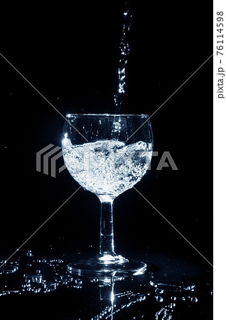 Pouring water into a glass. 76114598