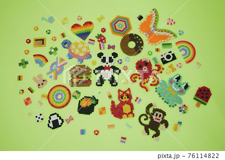 アイロンビーズ 動物の写真素材