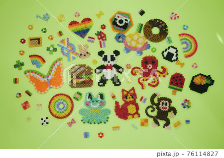 アイロンビーズ 動物の写真素材