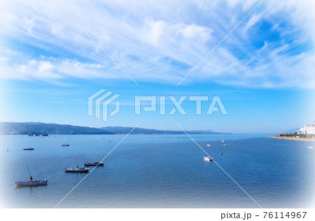 しじみ漁の船が浮かぶ宍道湖の朝の風景 絵画風 島根県 松江市 快晴のイラスト素材 76114967 Pixta