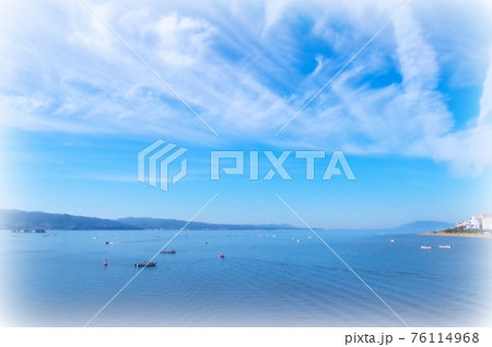 【絵画風】しじみ漁の船が浮かぶ宍道湖の朝の風景 … 島根県 松江市(快晴) 【絵画風】しじみ漁の船が浮かぶ宍道湖の朝の風景 … 島根県 松江市(快晴) 76114968