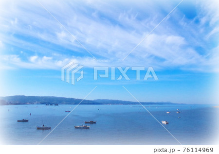 【絵画風】しじみ漁の船が浮かぶ宍道湖の朝の風景 … 島根県 松江市(快晴) 【絵画風】しじみ漁の船が浮かぶ宍道湖の朝の風景 … 島根県 松江市(快晴) 76114969