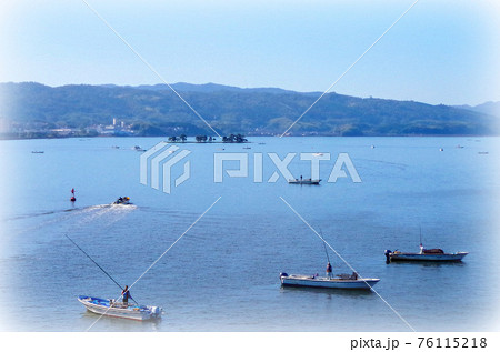 【絵画風】しじみ漁の船が浮かぶ宍道湖の朝の風景 … 島根県 松江市（快晴） 76115218