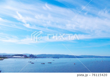 しじみ漁の船が浮かぶ宍道湖の朝の風景(絵画風)… 島根県 松江市:快晴 しじみ漁の船が浮かぶ宍道湖の朝の風景(絵画風)… 島根県 松江市:快晴 76115420