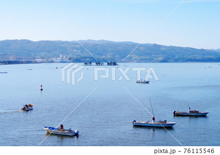 しじみ漁の船が浮かぶ宍道湖の朝の風景（絵画風）… 島根県 松江市：快晴 76115546