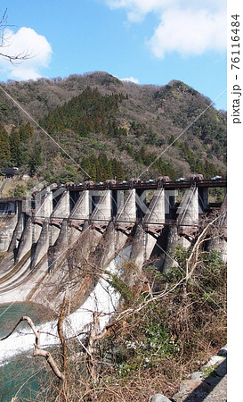 早春の神二ダム 76116484