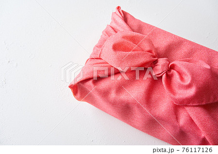 風呂敷で包んだ贈り物 76117126