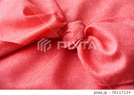 風呂敷で包んだ贈り物 76117134