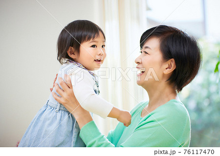 1歳の女の子とシニアの女性 76117470