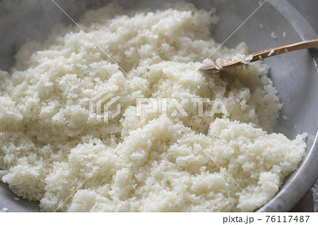 炊き立てのもち米　もち米　もち屋　餅屋　職人　正月　大晦日　穀物　祝い　風習　湯気 76117487