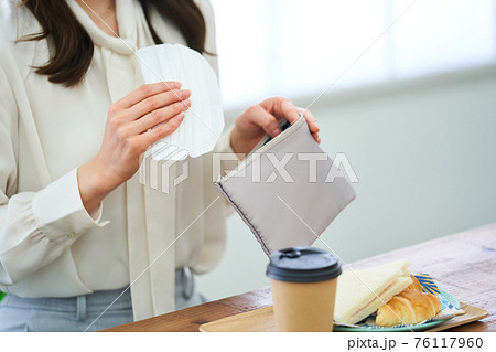 外食でマスクを外す女性 76117960