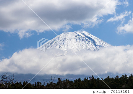 上下を雲に挟まれた春の富士山の雪の頂 上下を雲に挟まれた春の富士山の雪の頂 76118101